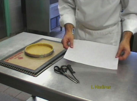 Logo Découper un disque de papier pour une cuisson à blanc, par Laurent Nadiras