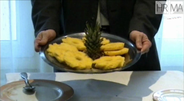 Logo Découpage de fruits : l'ananas au menu