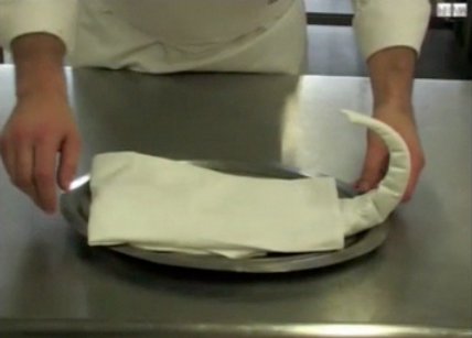 Logo Doblar servilletas en forma de góndola